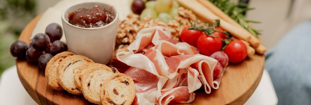 Cómo preparar una tabla de embutidos y sorprender a tus invitados