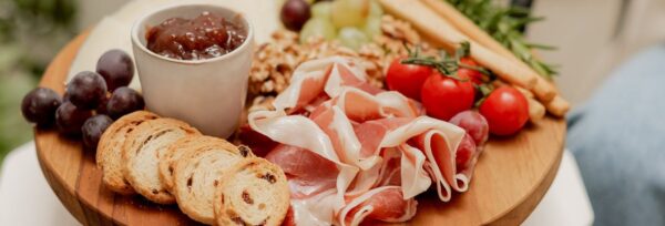 Cómo preparar una tabla de embutidos y sorprender a tus invitados