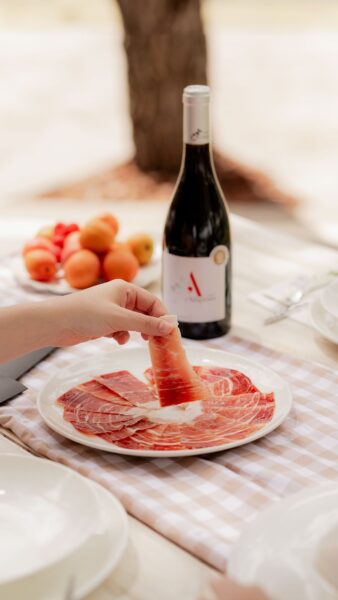 comer jamón y vino
