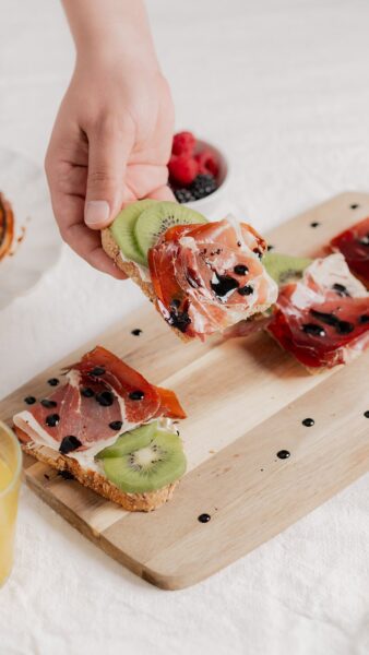 tostada de jamón con kiwi